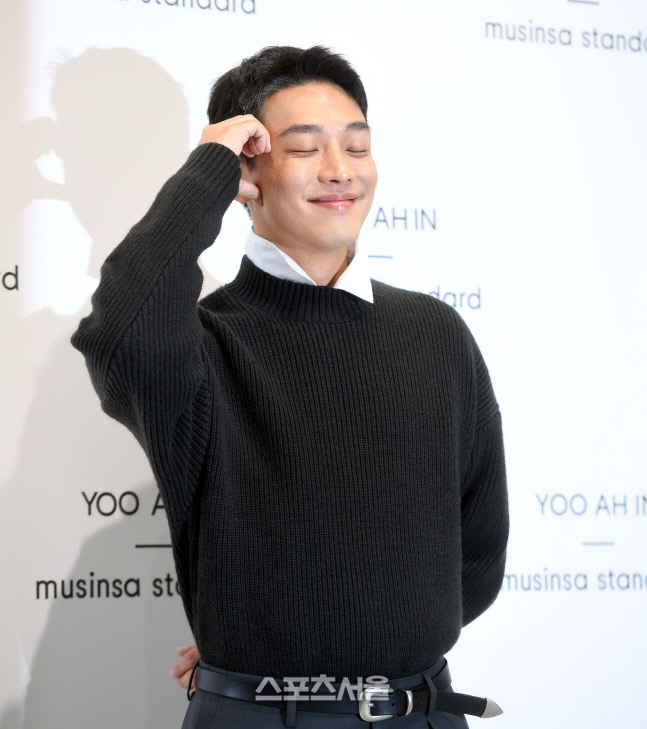 [포토] 유아인 '쑥스러운 하트 포즈'