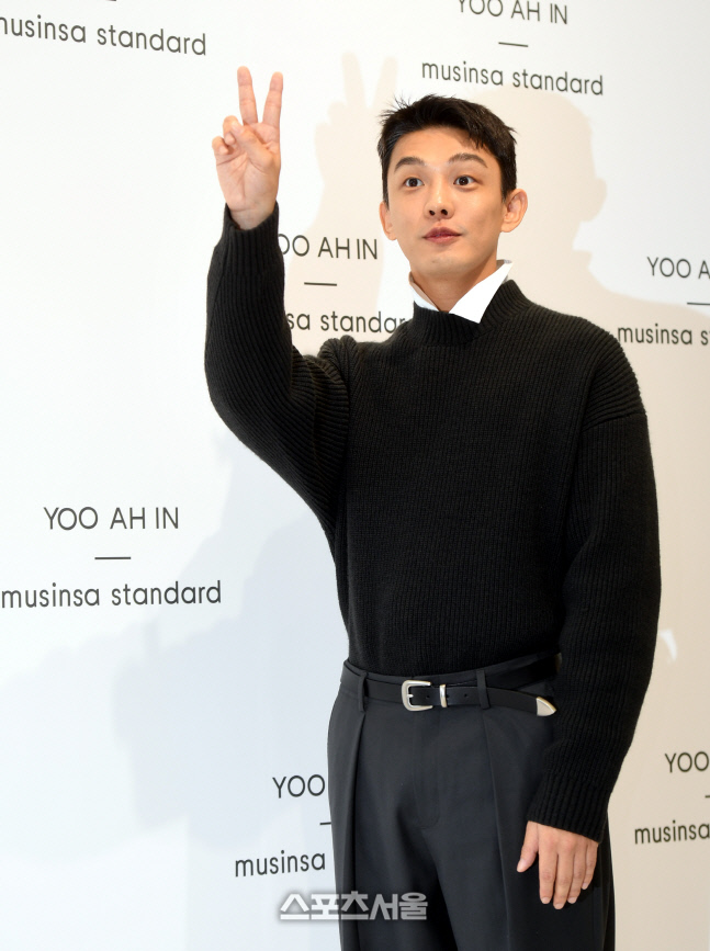 [포토] 유아인 '팬들에 반가운 인사'