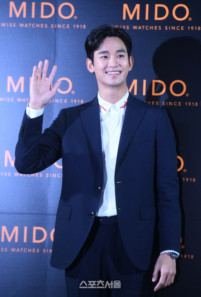 [포토] 김수현 '미소 가득한 포즈'