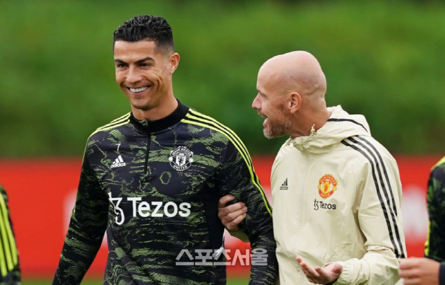 우리 사이 좋아요…텐 하흐 감독과 호날두, 훈련 중 보기드문 함박웃음
