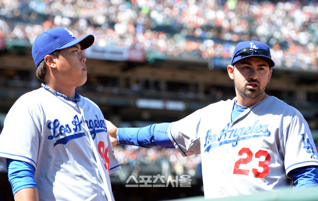 [SS포토] 곤잘레스 \'류! 오늘 투구 좋아\'