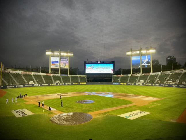 애국가 중 폭우 내린 잠실구장 그라운드 복구 진행…다시 비오면 취소[SS잠실in]