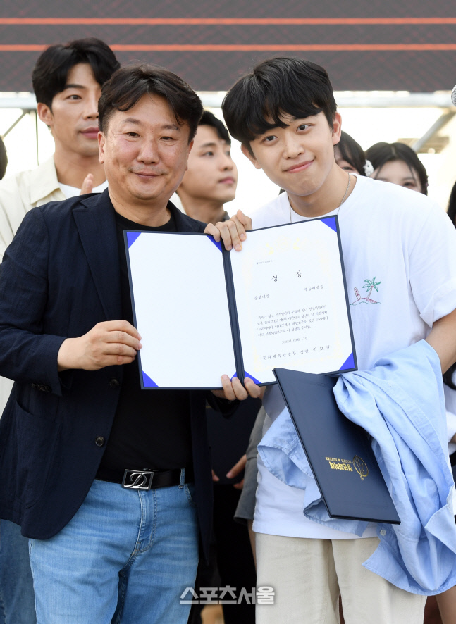 [포토]크리에이터 어워즈 종합대상 수상하는 '주둥이방송'