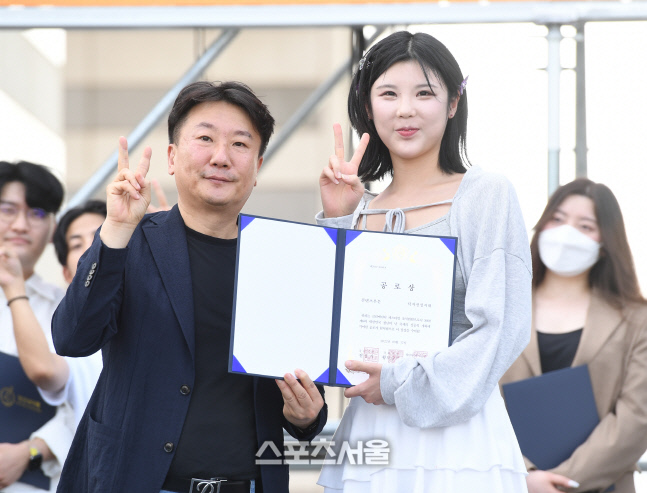 [포토]덕자, 청년의 날 행사 크리에이터 어워즈 콘텐츠 부문 2관왕