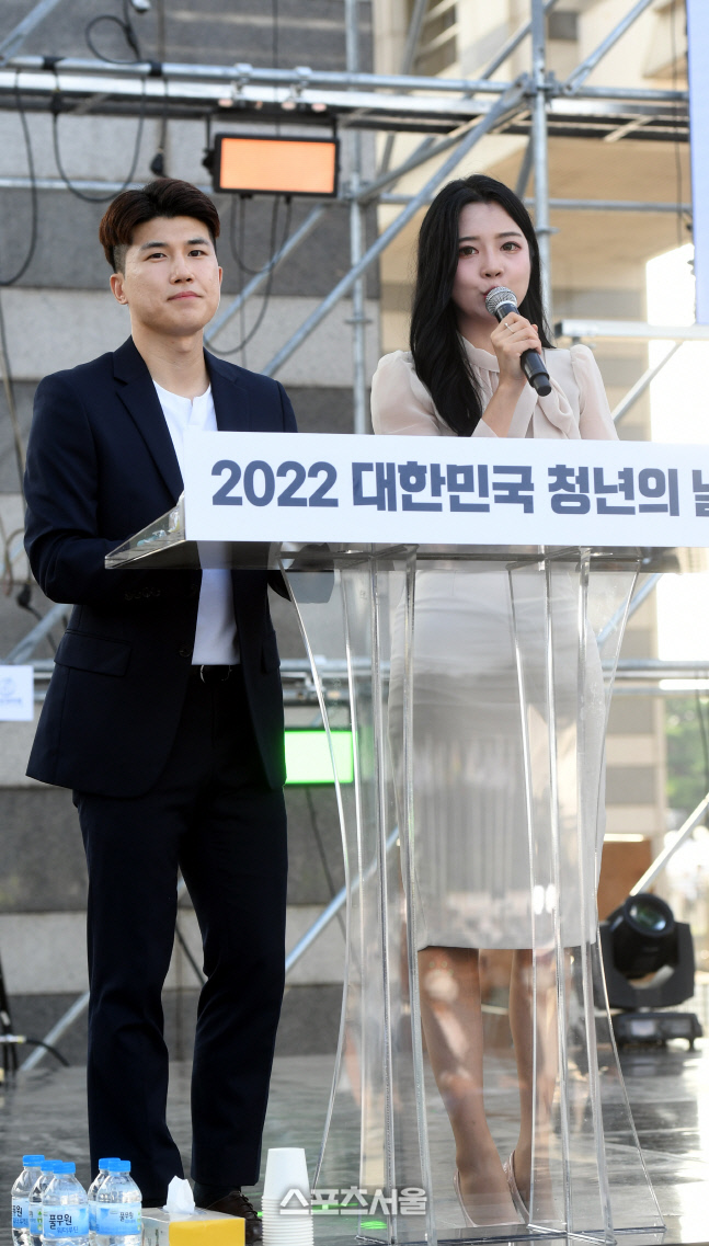 [포토] 청년의 날 기념식 사회보는 이세란 아나운서
