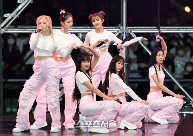 [포토]아름다운 퍼포먼스 선보이는 스테이씨