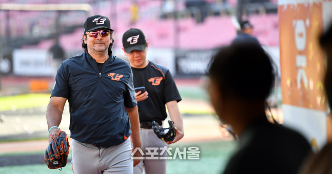 덕아웃 향하는 수베로 감독[포토]