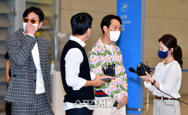 '친구 지켜주는 정우성' 이정재 공항 기자회견[포토]