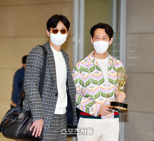 영혼의 단짝 정우성과 에미상 들고 귀국한 이정재[포토]