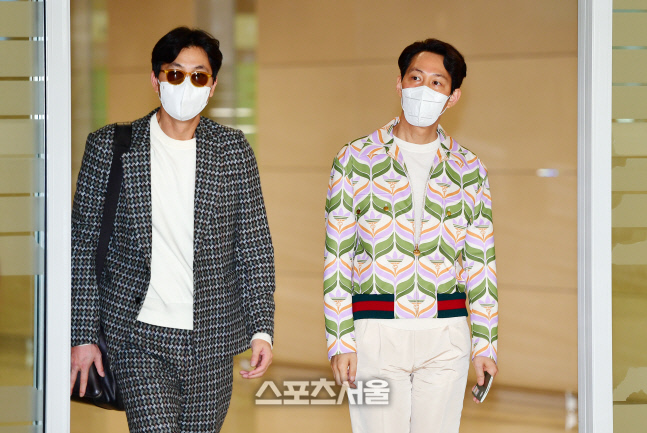 정우성과 나란히 나오는 이정재[포토]