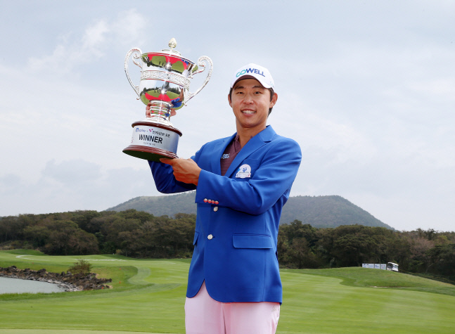 최진호 5년 4개월만에 정상, 통산 8승 달성