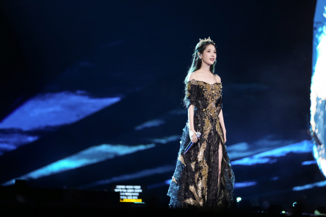 2022 IU Concert \'The Golden Hour 오렌지 태양 아래\'(9)