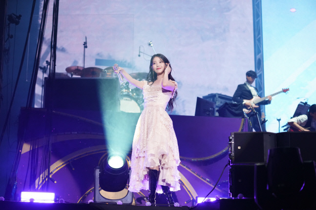 2022 IU Concert \'The Golden Hour 오렌지 태양 아래\'(2)
