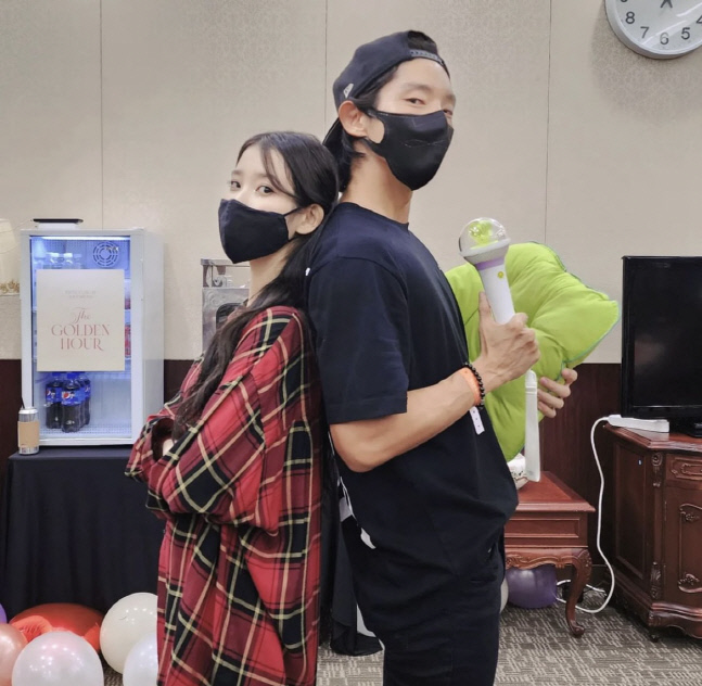 이준기, 아이유 콘서트서 애틋한 재회 "세상 다 가진 듯한 선물"[★SNS]