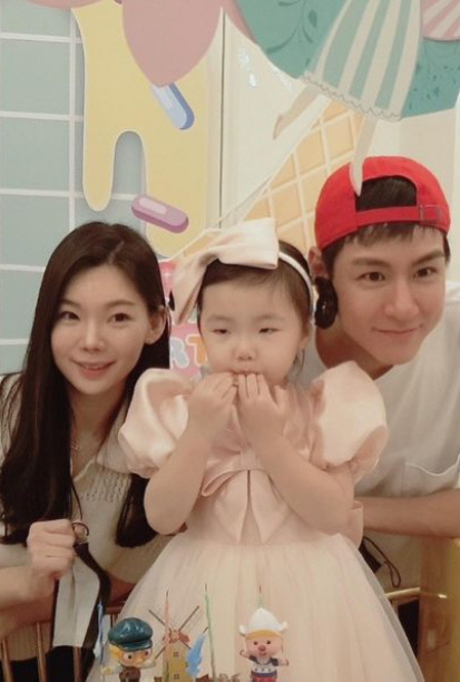 이다은♥윤남기, 딸 생일 파티에 행복..손녀 보러 양가 부모님 총출동