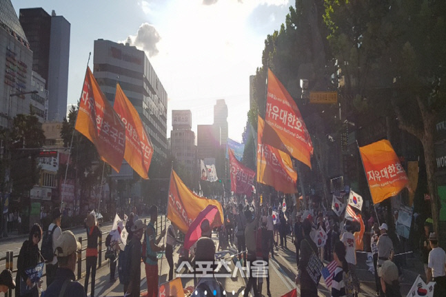 [기자의 눈] 목동빙상장 위탁업체 계약 연장 강행하나..."겸직 공무원 업체 대변해 고발?"