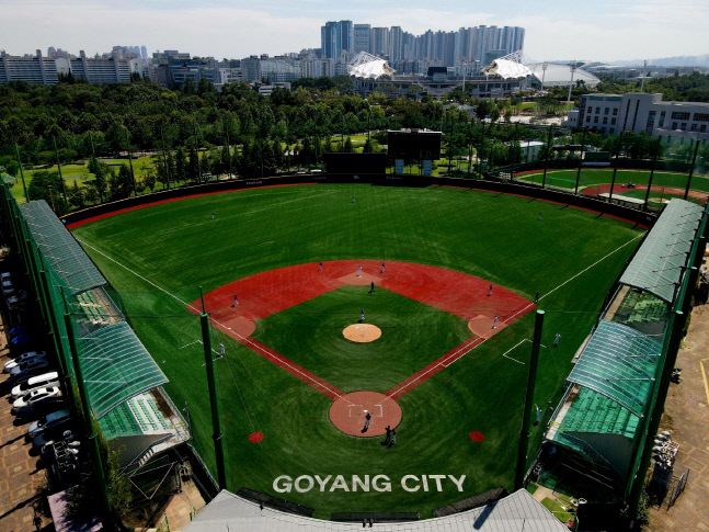 '노후 인조잔디 교체·도색' 고양 히어로즈 홈구장, 개보수 완료