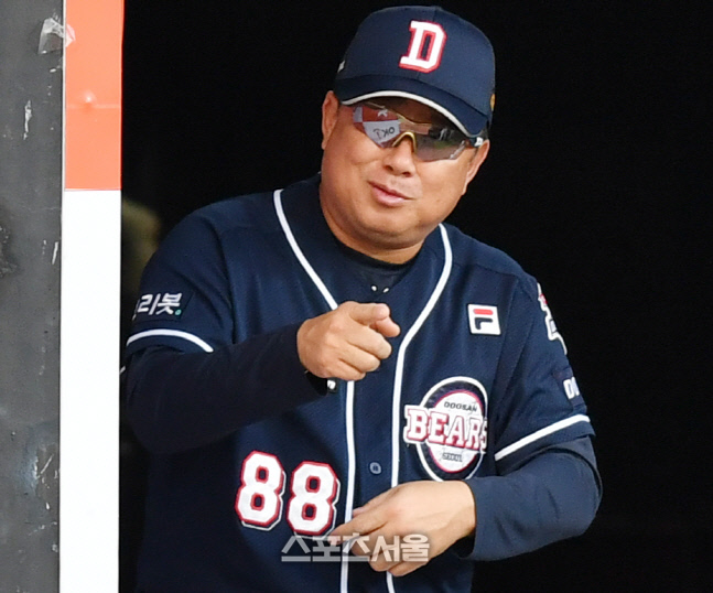 \'포수를 향해 미소\' 김태형 감독[포토]