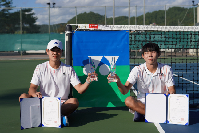 김도현-유진석 조와 오은지-이서경 조, 추계대학테니스연맹전 남녀 복식 정상