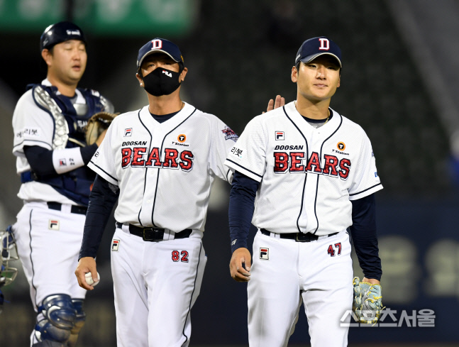 [포토] 승리 요건 갖추고 6회 마운드 내려오는 곽빈