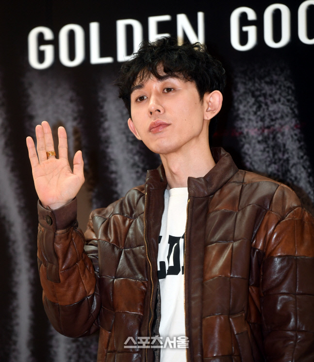 [포토] 코드쿤스트 '시크한 손인사'