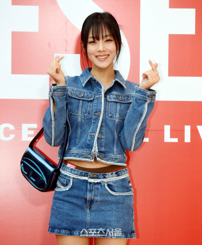 [포토] 가수 비비 '복근 빼꼼'