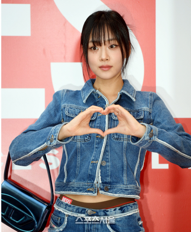 [포토] 가수 비비 '시크한 하트'