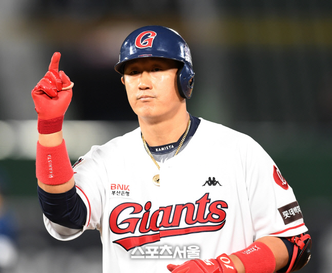 [포토] 이대호, 4회 만루기회 놓치지 않는 적시타