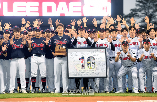 [포토]롯데 이대호 은퇴투어, 마지막으로 잠실에서 LG 선수들과!