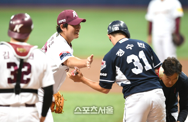 [포토] 정수빈 사구에 사과하는 정찬헌