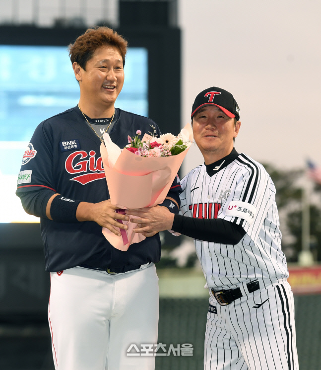 [포토]롯데 이대호의 은퇴 축하하는 LG 류지현 감독