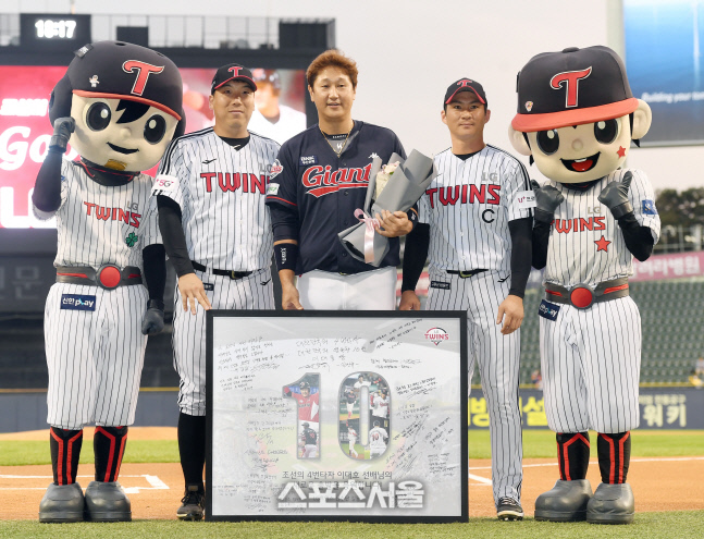 [포토]LG 김현수-오지환과 기념 촬영하는 롯데 이대호