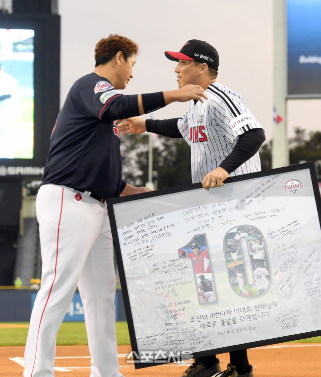 [포토]이대호의 은퇴 축하하는 김현수
