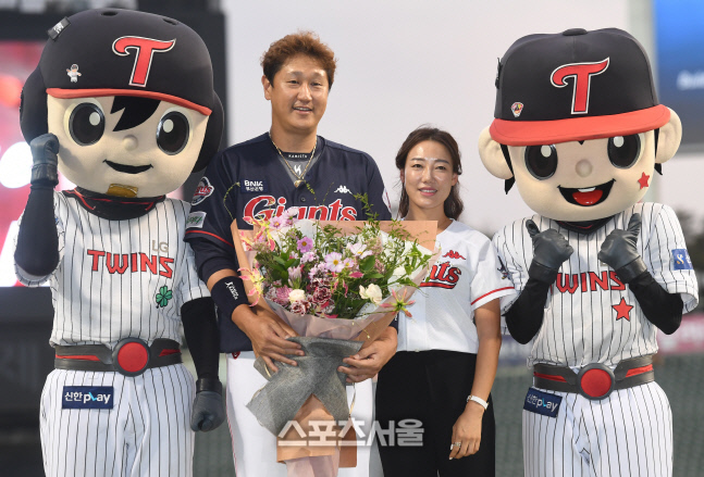 [포토]롯데 이대호, 아내의 꽃다발을 받고...