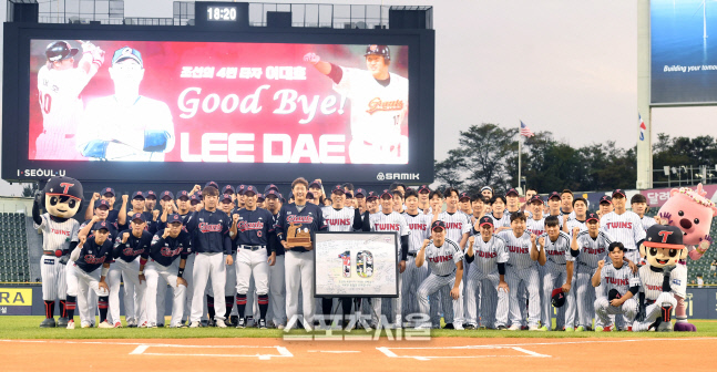 [포토]롯데 이대호 은퇴 투어, 마지막으로 다 함께!