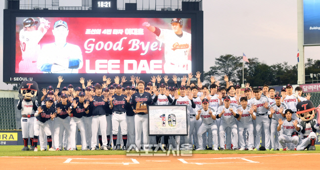 [포토]이대호 은퇴 투어, 다 함께 '10'