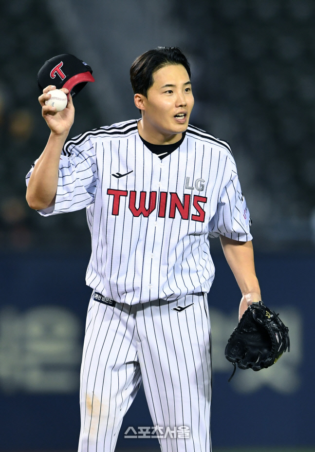 [포토]박승욱에게 사과하는 임찬규