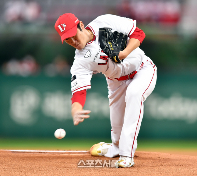 \'배트는 잘 피해!\' 선발역투 박종훈[포토]