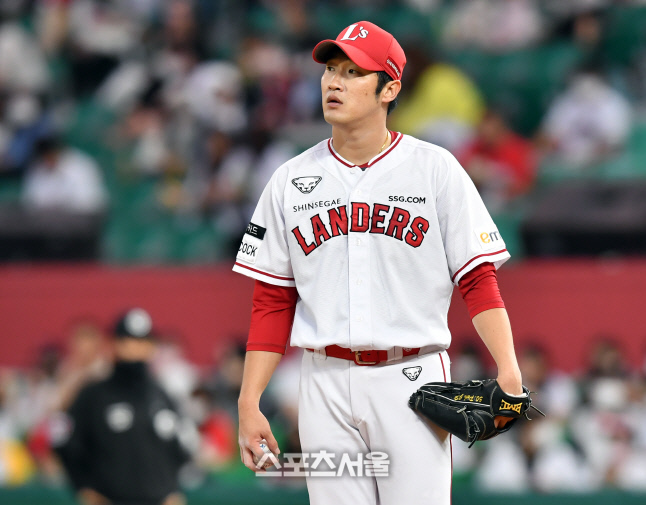 \'배트는 잘 피해!\' 선발역투 박종훈[포토]