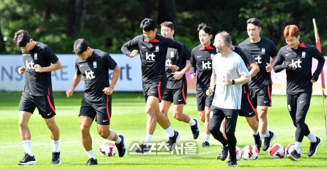 김진수와 미소만개 손흥민[포토]