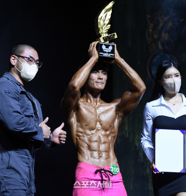 [포토]피지크 그랑프리 이민석, 황금트로피를 높이 높이! (WNGP 김포)