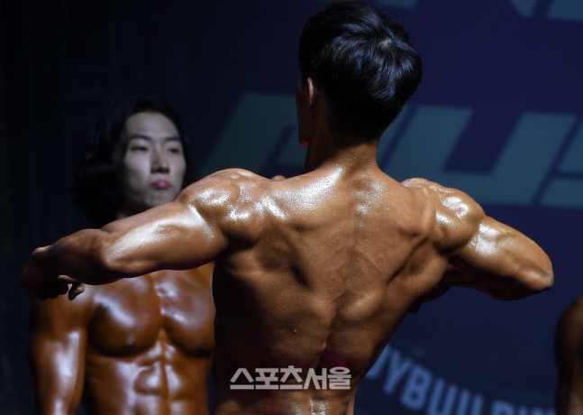 [포토]피지크 그랑프리 이민석, 등이 저렇게 매끈할 수가! (WNGP 김포)