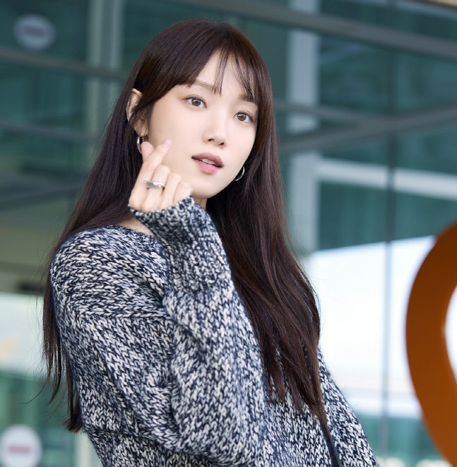 '몽클레르가 선택한 그녀' 이성경, 출굴길을 런웨이로 만드는 마법소녀!