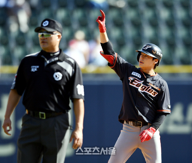 [포토] 5회 무사2,3루 만드는 유상빈