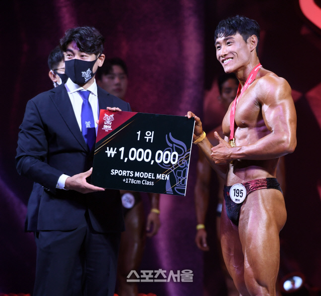 [포토]스포츠모델178cm 이상 우승 권용욱, 키크고 잘생긴 모델입니다! (디랙스 챔피언십)