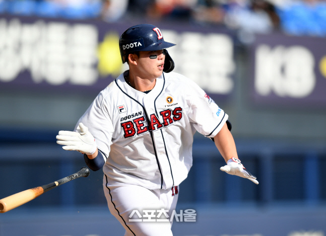 두산, 한화에 5-3 승리…정철원, 데뷔 시즌 20홀드 기록 달성[SS 잠실in]