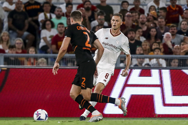 "요즘 뛰었으면 70% 퇴장이었어"…'로마로 간' 마티치, 맨유 전설 로이 킨 저격