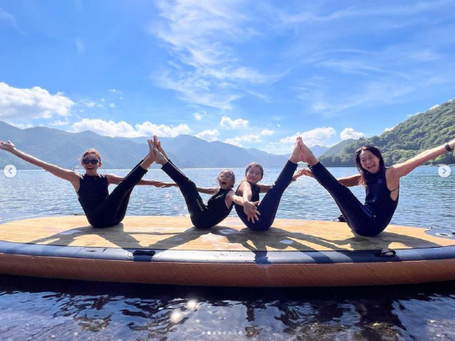 야노 시호, 딸 사랑이와 바다 위 요가 삼매경 "알차게 놀았네"[★SNS]