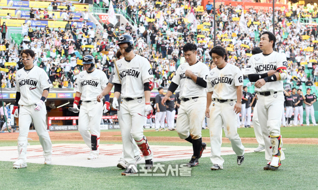 [포토]LG에 연장 승부 끝에 패한 SSG, 다 잡았던 경기를...