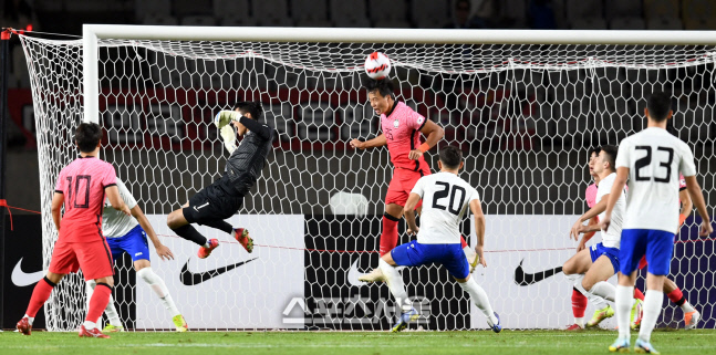 [포토] 실점 위기 막아내는 김건희